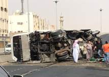 انقلاب حافلة نقل عمال على طريق الملك عبدالعزيز بتبوك (صور)