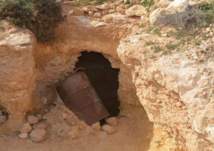 بالصور: مسن تونسي يعيش 30 عاماً في مغارة