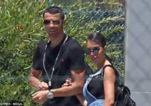 بالصور- رونالدو رفقة صديقته في عطلة قصيرة قبل المونديال