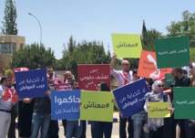 سيدة تطالب رئيس الوزراء الأردني بإلغاء قانون الضريبة .. والسبب أطباق الطعام!