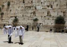 شاهد.. لحظة سقوط صخرة من حائط البراق