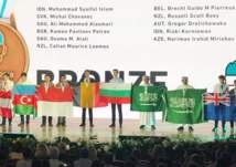 شاهد ما فعله طالب سعودي مع آخر إسرائيلي وقف بجانبه في دورة الأولمبياد الدولي للكيمياء (فيديو)