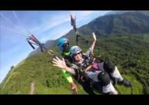 شاهد... تسعينية تخوض تجربة طيران جنونية