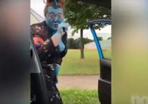 سيدة بريطانية تبتكر تحدٍ جديد يشبه كيكي (فيديو)