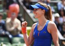 بالفيديو.. لاعبة تنس تثير جدلاً بتغيير ملابسها في أرض الملعب