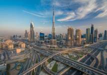 بالفيديو.. رجلان يوزعان الأموال على المارة في دبي.. والشرطة تحقق