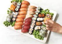 مطعم سوشي يبتكر طريقة غريبة في دفع فاتورة الزبائن