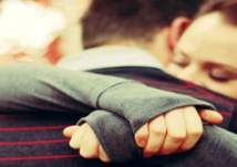 بالفيديو.. فصل طالبة مصرية احتضنت شابًا في الشارع