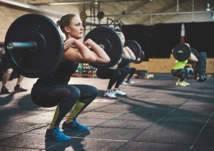 بالفيديو.. هذا ما حدث لفتاة سعودية رفعت أثقال أمام المارة