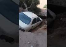 بالفيديو.. هبوط أرضي في مصر يدمر عددًا من السيارات