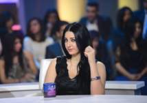 بالفيديو.. صافينار تشعل "فيسبوك" بـ"لايف" من أمام البحر