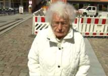 امرأة تتجاوز الـ 100 عام تخوض الانتخابات بـ حوض سباحة!