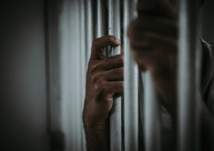 في دبي.. عامل يرتكب جريمة قتل حتى لا يعود إلى موطنة