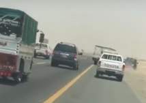 القوات الخاصة لأمن الطرق بمكة تطيح بقائد شاحنة بعد ما فعله على طريق الساحل الدولي (فيديو)