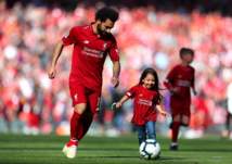 بالفيديو.. "مكة" محمد صلاح تخطف أنظار جماهير ليفربول