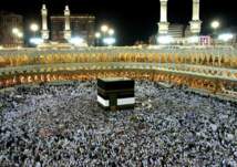 بالفيديو.. حقيقة طواف امرأة بملابس إحرام الرجال عند الكعبة