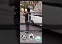 رجل مرور يحرر مخالفات "عدم الالتزام بالمسار" بحق مركبات على طريق الملك فهد بالرياض (فيديو)