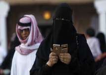 متحرش بمنقبة.. يثير جدلاً واسعاً في تويتر السعودية