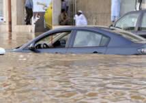 مياه السيول تُغرق عدد من المركبات بالعاصمة المقدسة (فيديو)