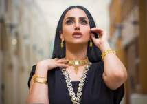 فاشينيستا كويتية توزع ذهب على متابعينها