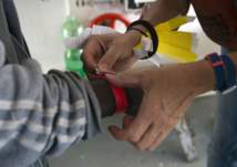 في دبي.. شركة تستخدم الأساور لتعزيز التباعد بين الموظفين