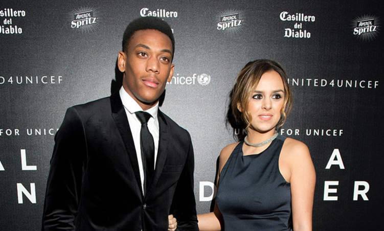 نجم مانشستر يونايتد ينفصل عن زوجته بسبب "الخيانة"