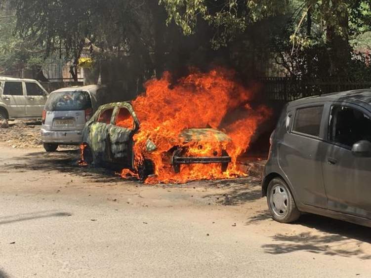 اندلاع حريق في سيارة بالرياض. . وشخص يتدخل لمنع كارثة (فيديو)