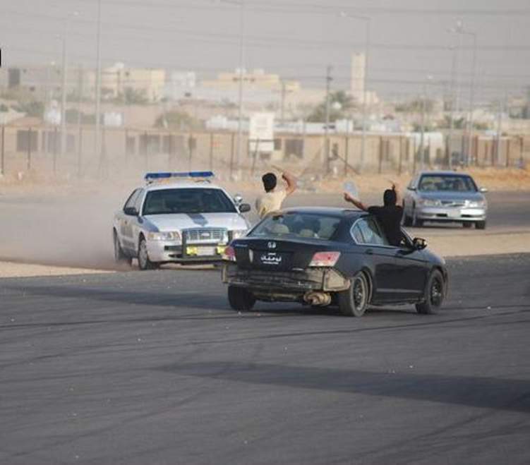 شخصان يمارسان التفحيط برفقة فتاة ويغلقان طريق خريص بالرياض (فيديو)