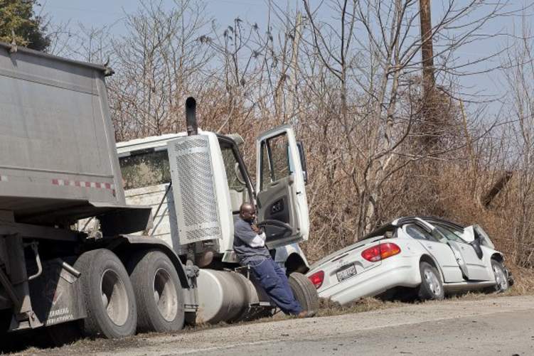 حادث مروع يقذف بسيارتين وشاحنه على طريق سريع (فيديو)