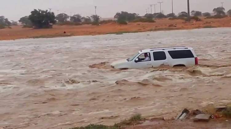 قائد "جمس" متهور يتحدى السيل في أحد الأودية بالمملكة (فيديو)