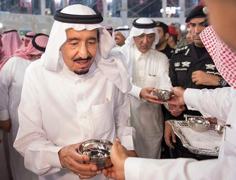 الملك سلمان: هل تضيفون شيئاً لماء زمزم؟... والسديس يجاوب