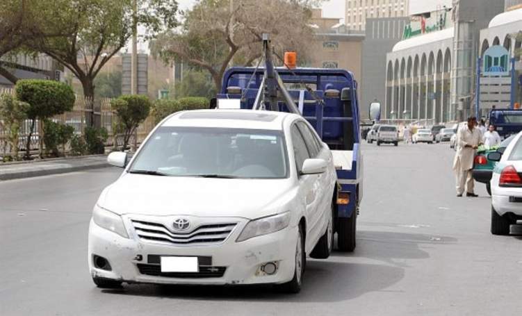 شركة تسحب سيارة بداخلها طفلة من موقف بمكة وتودعها بحجز المركبات