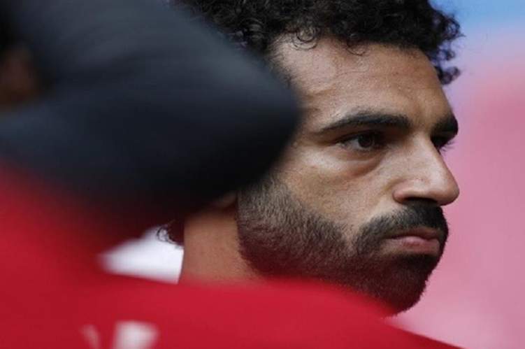 محمد صلاح ينقذ طفل تعرض للضرب المبرح - صورة