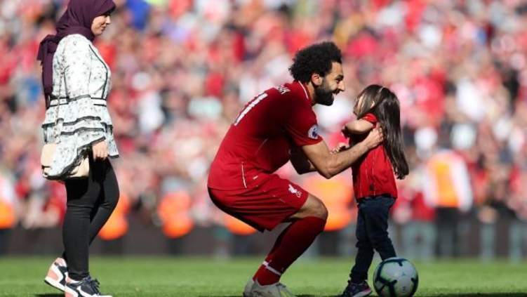 بالصور .. عائلة محمد صلاح تشاركه في احتفال أنفيلد