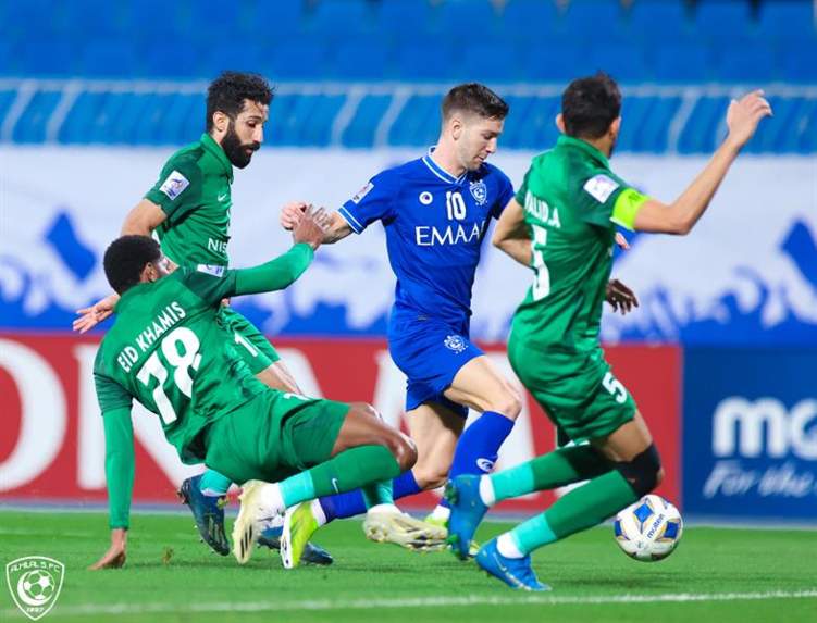 "شباب الأهلي" يطيح بـ "الهلال" بثنائية نظيفة