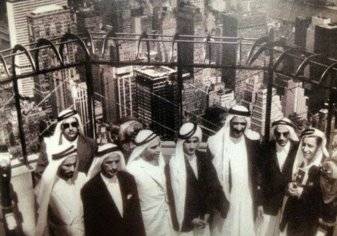 محمد بن راشد بصحبة الوالد في الستينات: صورة بألف معني