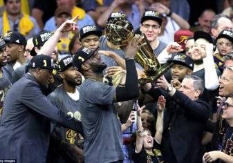 بالصور.. دموع الأسطورة ليبرون جيمس في ليلة تتويج كليفلاند بلقب NBA