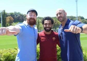 بالصور.. لماذا تواجد محمد صلاح مع نجوم WWE؟