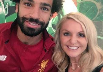 بالصور.. مشجعة ليفربول تغازل محمد صلاح!