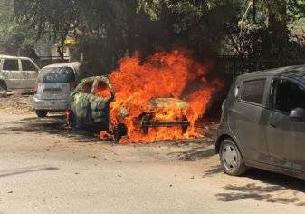 اندلاع حريق في سيارة بالرياض. . وشخص يتدخل لمنع كارثة (فيديو)