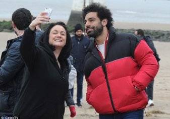 بالصور.. ماذا يفعل محمد صلاح في شوارع ليفربول؟