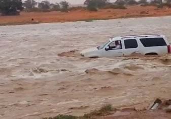 شجاعة قائد سيارة تنقذ شاب من الغرق في مياه السيول بالطائف (فيديو)