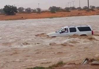 قائد "جمس" متهور يتحدى السيل في أحد الأودية بالمملكة (فيديو)