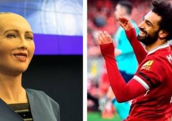 بالفيديو.. الروبوت صوفيا "تغازل" محمد صلاح