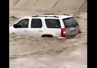 بالفيديو.. محاولة شاب متهور عبور سيل جارف