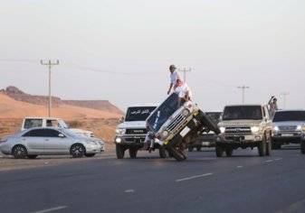 شابان يمارسان التفحيط أمام مدرسة بالعيساوية وشرطة الجوف تتدخل (فيديو)