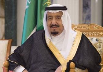 شاهد.. صور عفوية للعاهل السعودي مع حفيده