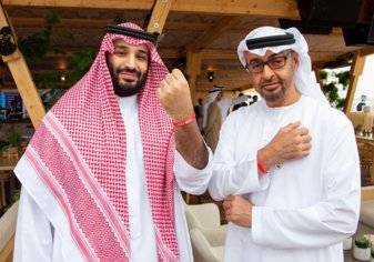 بالصور.. سر "الإسوارة الحمراء" في يدي وليي عهد السعودية وأبوظبي