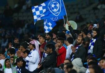 بالفيديو.. حسناء أجنبية تخطف الأنظار في مدرجات الهلال السعودي