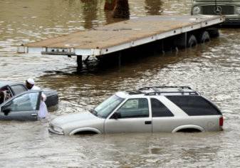 سيول الأمطار تحتجز مركبة بها رجل مسن في وادي حنيفة بالرياض (فيديو)